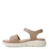 Sandalias beige con plataforma blanca y detalles dorados. Cuentan con dos tiras con perforaciones y ajuste de velcro.