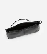 Cartera baguette pequeña color negro, de cuero sintético, con cierre de cremallera y asa de cadena desmontable.