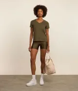 Remera deportiva color verde salvia, de manga corta y escote en V. Confeccionada en microfibra con orificios para facilitar la transpiración.