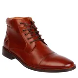 Bota de cuero color marrón con cordones, caña media y suela de goma.