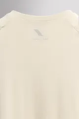 Camiseta deportiva roja de cuello redondo y manga corta, confeccionada en tejido ligero y elástico. Presenta acabados sin costuras y logo estampado.