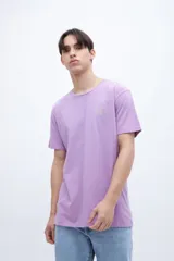 Remera lila con estampa en el pecho y diseño fotográfico de un atardecer en la espalda.