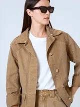 Chaqueta de denim azul oscuro con cuello de piel sintética color borgoña, cierre frontal con botones a presión, bolsillos de parche con solapa en el pecho y bolsillos laterales.