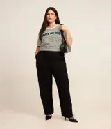 Pantalón cargo negro de crepé, talle grande, con bolsillos laterales con botón y cintura lisa.