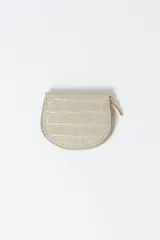 Monedero gris con textura de cocodrilo y cierre dorado.