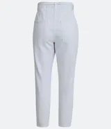 Pantalón mom blanco de sarga con cordón de ajuste, bolsillos y recortes.