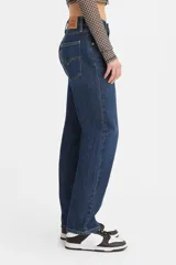 Pantalón de jean azul oscuro, de corte recto, tiro medio y confeccionado en denim rígido.