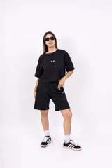 Bermuda blanca de corte holgado con cintura elástica y largo hasta la rodilla.