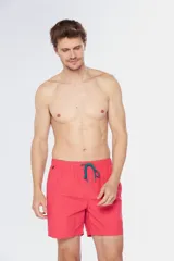 Short de baño color coral con cintura elástica y cordón ajustable.