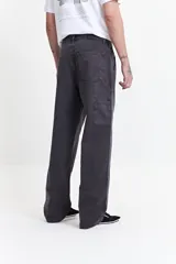 Pantalón carpenter verde oscuro de tela canvas, tiro medio y corte relajado.