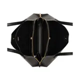 Cartera tote Guess modelo Sora, color negro, con cierre de cremallera lateral y logo triangular dorado en el frente. Incluye charm colgante con el nombre de la marca.