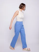 Pantalón ancho de lino y viscosa, color azul, con dos bolsillos delanteros y cierre con botón.