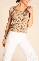 Musculosa tejida a crochet con cuadrados de la abuela en tonos marrón y beige.