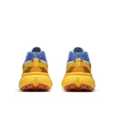 Championes de trail running Merrell Agility Peak 5, color celeste con detalles en azul y amarillo. Suela Vibram Megagrip color naranja.