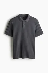Remera polo gris de punto texturizado de peso medio, corte slim fit, manga corta, cuello clásico, tapeta de botones y bajo recto.