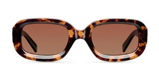 Lentes de sol modelo Dashi con armazón de policarbonato color carey (tortoise) y forma semi cuadrada 3D redondeada. Poseen lentes polarizados color marrón con protección UV400.