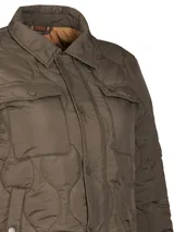 Parka verde con aislamiento Thermore y fibras recicladas, con diseño acolchado y bolsillos frontales.