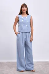 Pantalón celeste de lino de corte palazzo con pinzas en la cintura.
