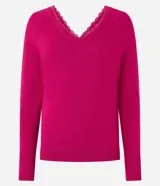 Sweater fucsia de punto con cuello en V y detalle de encaje en el escote, mangas largas y puños acanalados.