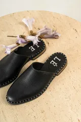 Mules con estampado animal print, forro interior color marrón y suela color caramelo.