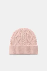 Gorro beanie de lana color rosa con diseño de punto trenzado.