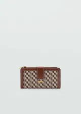 Billetera marrón con estampado geométrico, forro interior, logo en relieve, cierre de cremallera, cierre de botón a presión y múltiples ranuras para tarjetas.