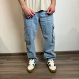 Pantalón jean color beige, corte recto y estilo cargo con bolsillos laterales.
