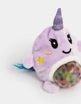 Peluche de ballena con cuerno de unicornio, color lila, con relleno squishy y detalles bordados.