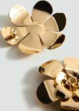 Par de aros dorados con forma de flor de camelia.