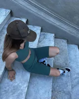 Calza biker de tiro alto, color verde jaspeado, confeccionada en algodón y lycra opaca. Presenta una faja doble tela sin elástico superior para mayor sujeción y comodidad.