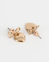 Aros colgantes cortos dorados con forma de corazón y moño.