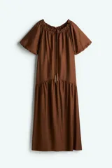 Vestido largo marrón con escote cuadrado y cordón ajustable con borlas. Mangas cortas abullonadas con forro y ribete elástico oculto.