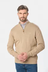Sweater color beige de tejido de punto con cuello alto y cierre parcial con cremallera.