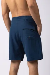 Short de baño azul marino con cordón blanco en la cintura y logo de la marca en la pierna derecha.