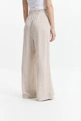 Pantalón palazzo con estampado geométrico en blanco y negro, cintura elastizada y corte fluido.