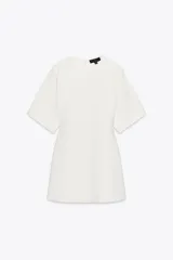 Vestido corto blanco de tejido de punto, con cuello redondo, mangas cortas y cierre trasero con cremallera.
