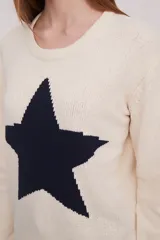 Sweater tejido de color rosa claro con una estrella roja grande en el centro.