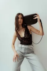 Cartera bandolera marrón de cuero natural con estructura rígida, forro interior de tela, bolsillo interno con cierre y terminaciones impecables.