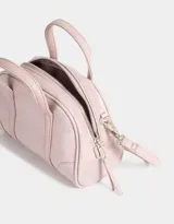 Cartera bowling negra con efecto croco, doble asa de mano y correa regulable desmontable.