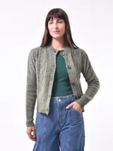 Cárdigan tejido color gris claro con diseño trenzado, cuello redondo y cierre frontal con botones marrones.