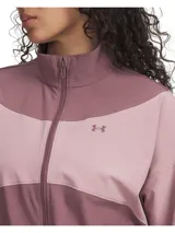Campera deportiva Under Armour Rival Woven para mujer, color lila y blanco, con cierre frontal, cuello alto y logo bordado en el pecho.