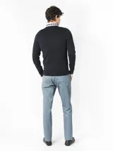 Sweater negro de algodón con cuello en V y logo bordado en el pecho.