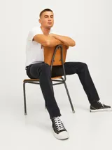 Jean negro de corte tapered fit, tiro regular, cinco bolsillos y cierre de cremallera. Confeccionado en tejido de sarga con mezcla de algodón, poliéster, lyocell, viscosa y elastano.