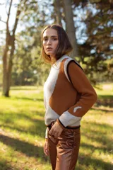 Sweater de punto con diseño abstracto en colores beige, marrón y negro.