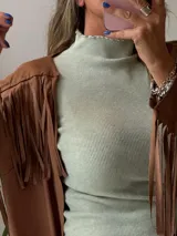 Chaqueta marrón de gamuza sintética con flecos en mangas y ruedo.