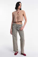 Top corto color arena con escote en V y lazos ajustables en el frente.