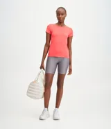 Remera deportiva color fucsia de manga corta, cuello redondo y corte clásico.