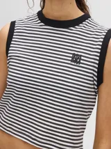 Remera musculosa crop a rayas horizontales blancas y negras con cuello y sisas en color negro.