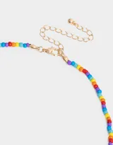 Collar corto de mostacillas de colores con dije de corazones blancos con corazones de colores.