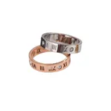 Anillo plateado de acero quirúrgico con números romanos grabados y una circonita engarzada.
